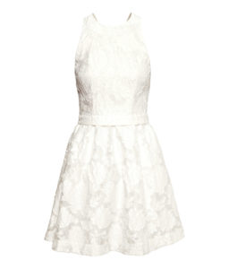 bijela kratka haljina s čipkastim uzorkom