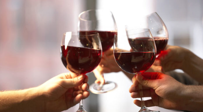 U Italiji postavljena fontana vina crno vino