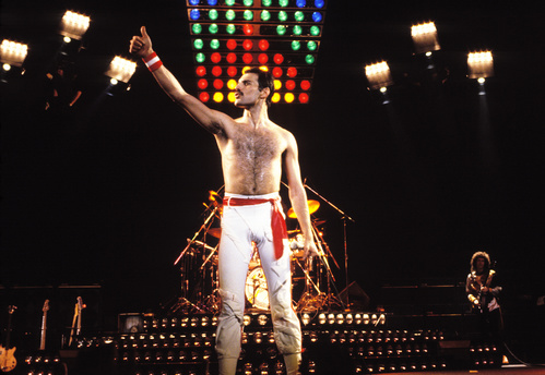 Freddie Mercuryna pozornici-Oakland-1982
