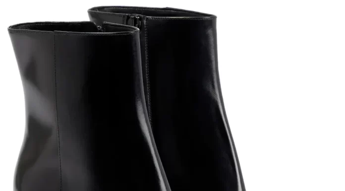 VALENTINO GARAVANI crne gležnjače sa znakom na blok peti.