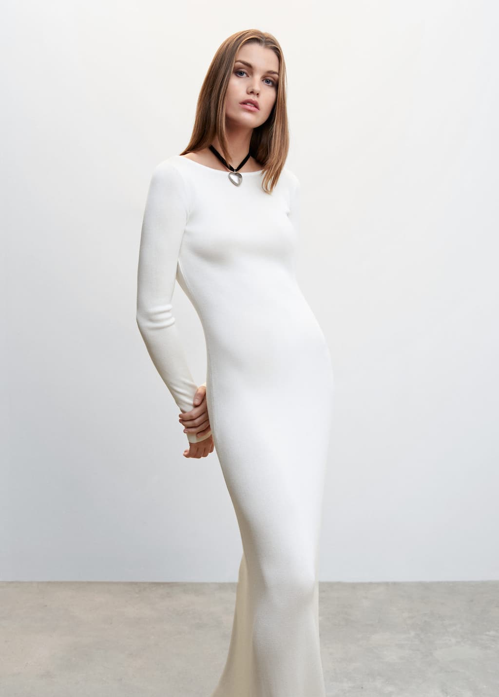 Pletena duga bijela haljina otvorenih leđa