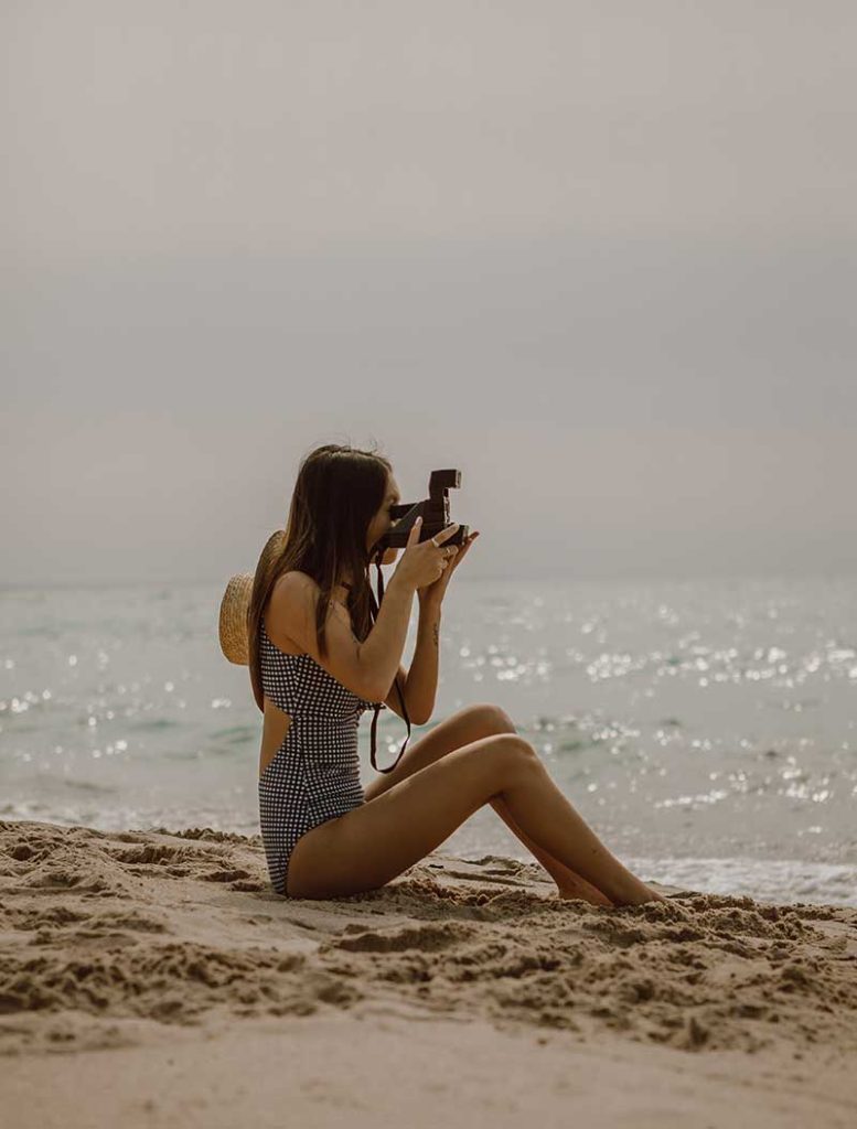 djevojka na plaži fotografira more