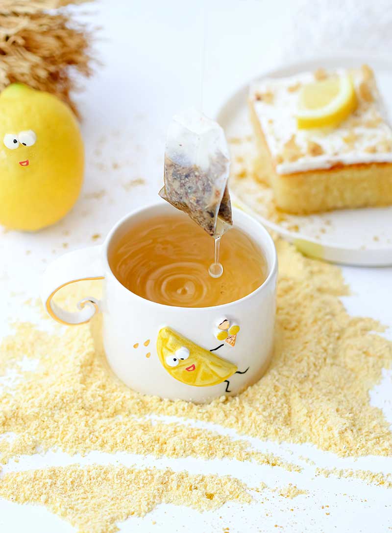 Vesela šalica čaj od kamilice i kolač od limuna 