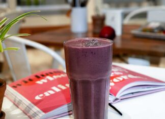 smoothie ljubicasti i casopis
