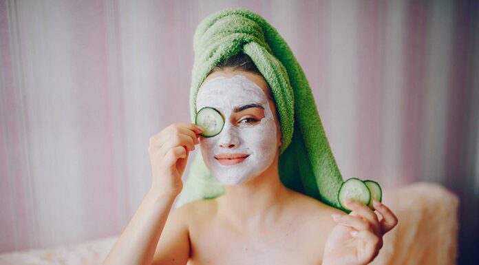 DIY prirodne maske za prekrasnu kožu lica Djevojka s maskom na licu i krastavcima