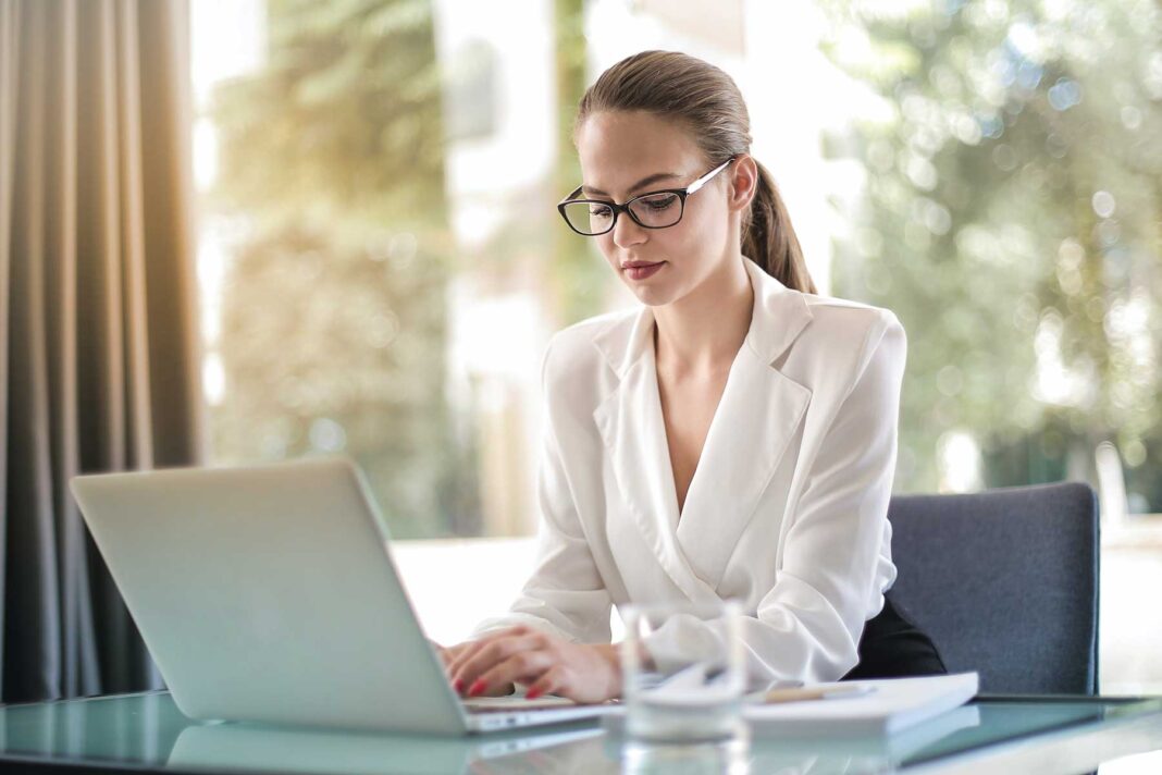 Žena poduzetnica radi na laptopu
