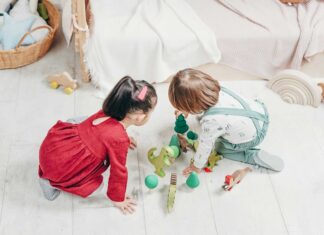 Najbolje igre za razvoj djece u dobi od 1 do 3 godine Djeca se igraju u sobi