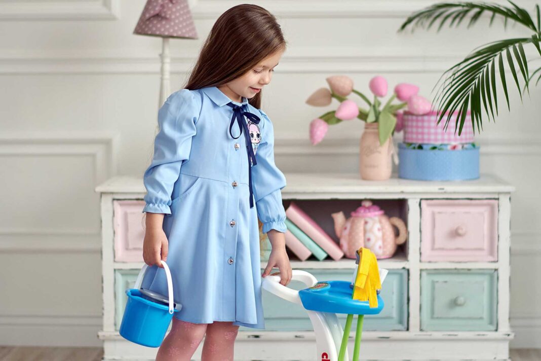 djevojčica sa setom za čišćenje igračka