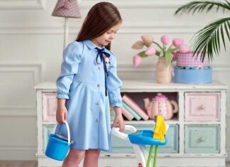 Trebaju li djeca sudjelovati u kućanskim poslovima? djevojčica sa setom za čišćenje igračka