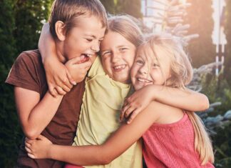 Što redoslijed rođenja otkriva o vama: Utjecaj mjesta u obitelji na osobnost zagrljena djeca