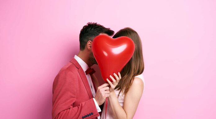 Top 10 Ideja za savršen poklon za Valentinovo zaljubljeni par sa srce balonom. Valentinovo