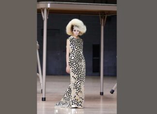 Marc Jacobs će zauvijek biti u svojim čudesnim godinama Model na Marc Jacobs reviji ispod skulpture stola i stolica