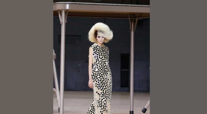 Model na Marc Jacobs reviji ispod skulpture stola i stolica