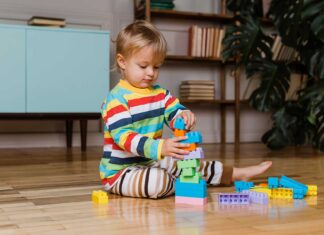 Kako samostalna igra u djetinjstvu pomaže razvoju djecak se samostalno igra s kockicama