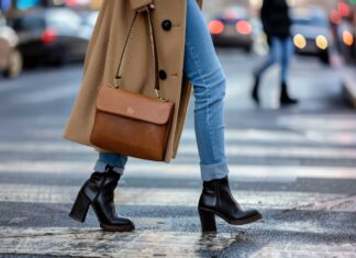 Gležnjače: Top Modni Odabir za Hladne Dane djevojka u gleznjacama na petu seta ulicom