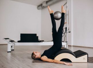 Pilates princess: Što je to i zašto je trend na TikToku? djevojka vjezba pilates s malom loptom