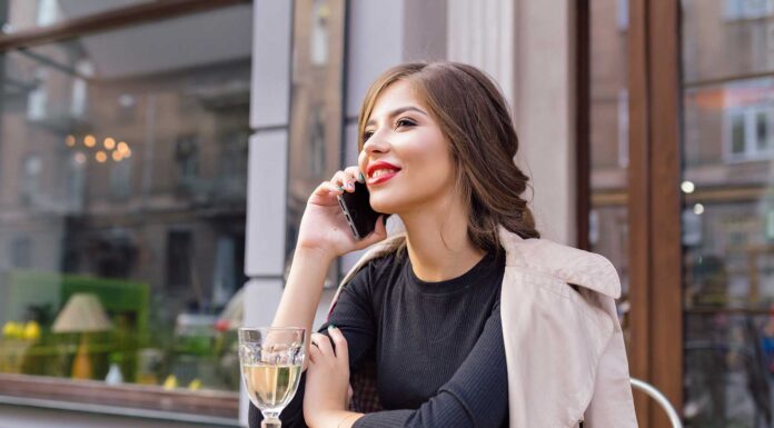 žena sjedi i prica na mobitel