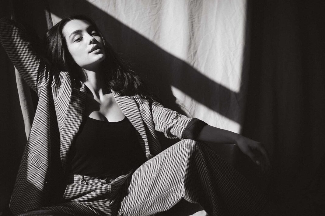 young-beautiful-woman-business-suitnaslovna zena u odijelu na prozorskom suncu