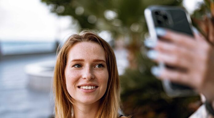 Život u doba društvenih mreža: Kako preživjeti digitalni svijet i ostati svoj zena snima selfie
