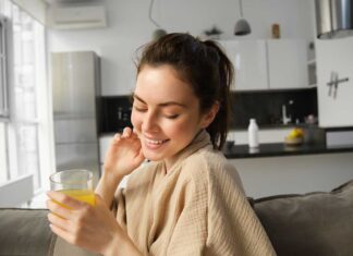 žena uzima magnezij