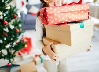 Djevojka nosi bozivne poklone