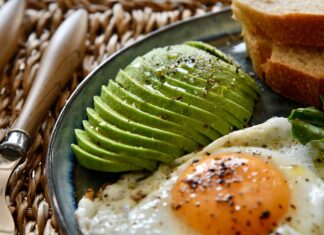 dorucak vitamin d jaja i avokado