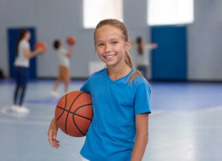 Kako odabrati pravu aktivnost za svoje dijete? djevojcica s kosarkaskom loptom