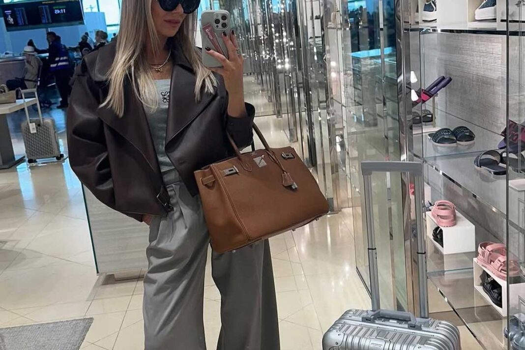 Lijepa žena na aerodromu