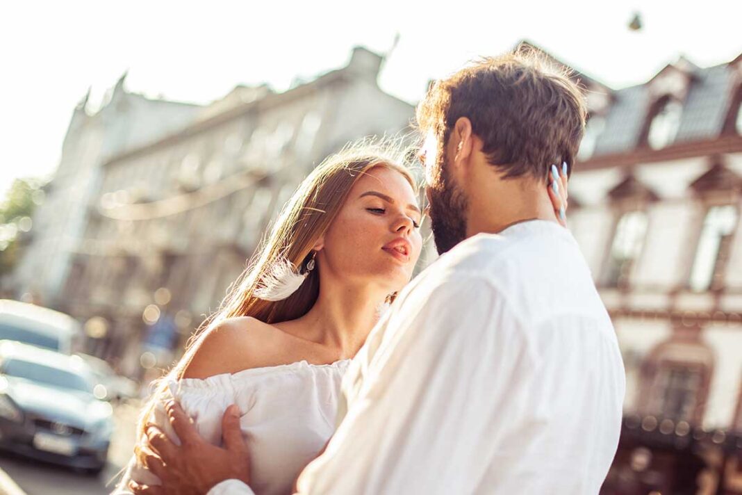 romantic-portrait-couple-love-city-bright-day par u vezi