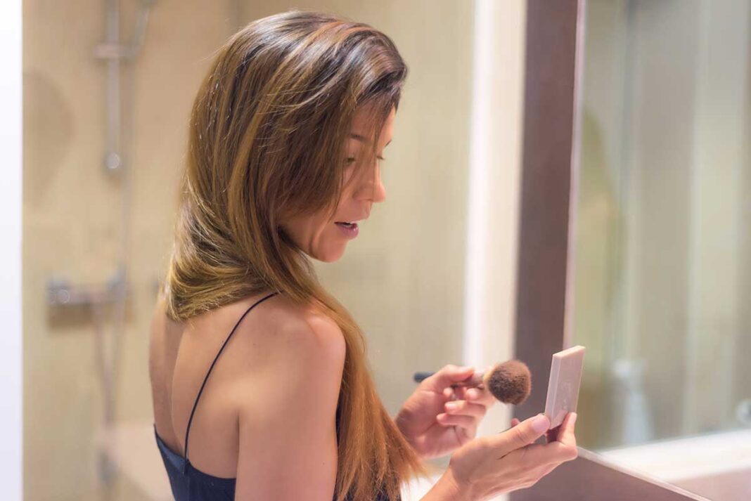 žena nanosi make up