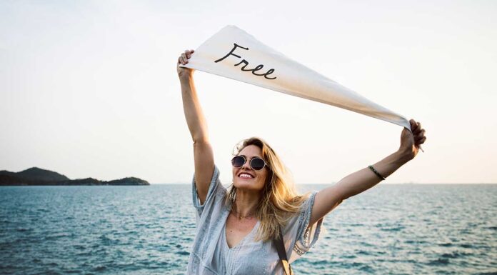 Kako prestati sve analizirati i jednostavno – živjeti? djevojka s natpisom free stoji pored mora