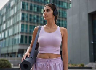 Vježbanje tijekom PMS-a: Što pomaže, a što ne? zena s opremom za vjezbanje