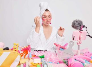 djevojka stavlja make up u neredu