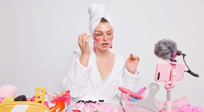 Tip A ili tip B: Koji si ti i što to govori o tebi? djevojka stavlja make up u neredu