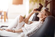 Zašto biste trebali prigrliti ideju da ste beskorisni (da, dobro ste pročitali) zena na kaucu s playstation kontrolerom