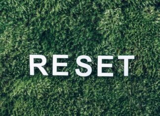 Reset natpis s pozadinom travnjaka