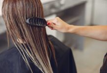 Četkanje kose u frizerskom salonu
