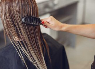 Četkanje kose u frizerskom salonu
