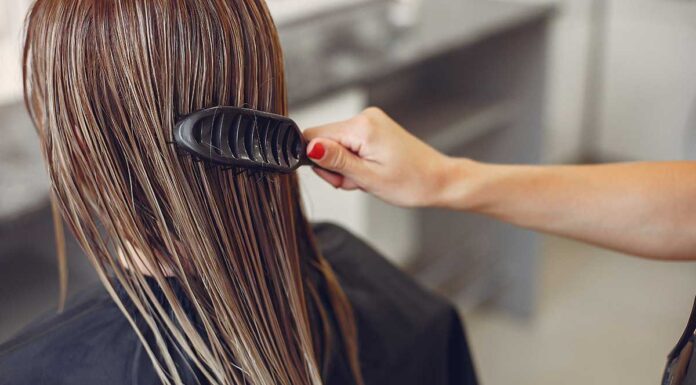 Bitka protiv opadanja kose: najbolji losioni iz drogerije Četkanje kose u frizerskom salonu