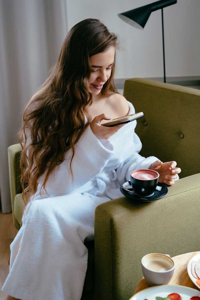 Mali ženstveni rituali koji dižu raspoloženje i obnavljaju energiju 1 Žena slika mobitelom svoju kavu