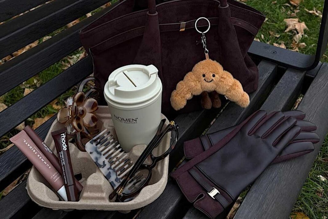 mikro-navike-naslovna Klupa sa zenskom torbom, kavom i proizvodima