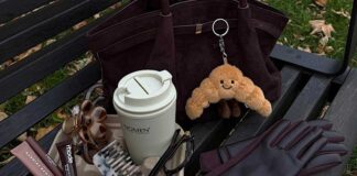 Klupa sa zenskom torbom, kavom i proizvodima