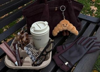 Klupa sa zenskom torbom, kavom i proizvodima