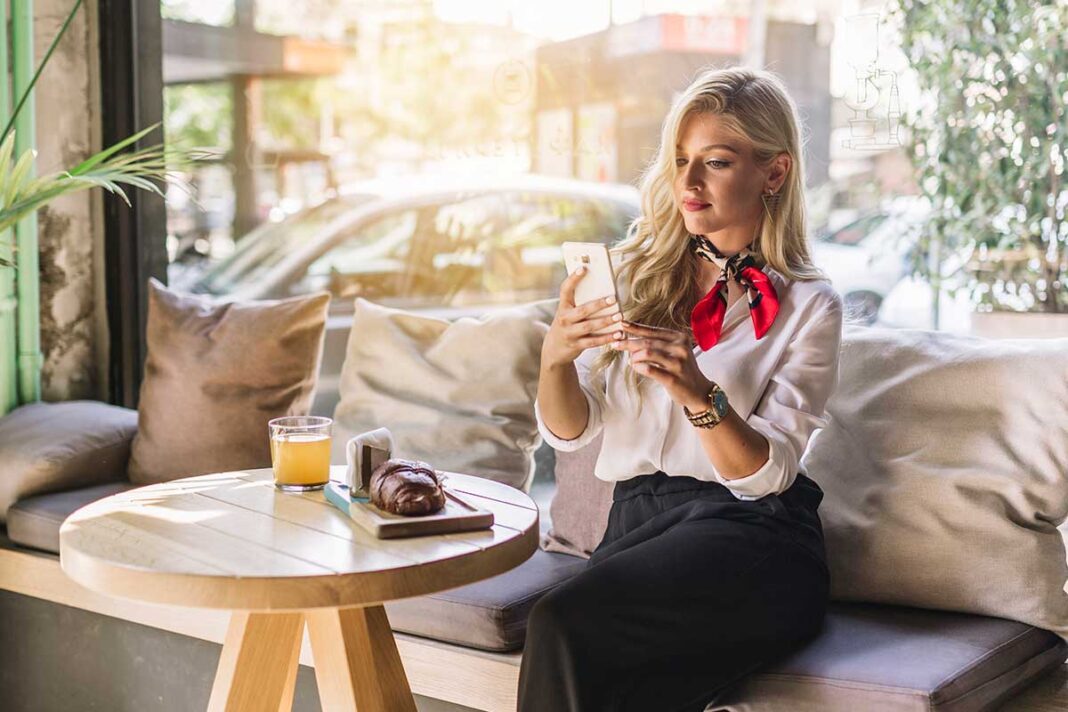 stylish-young-woman-sitting-caf Solo dating djevojka na kavi