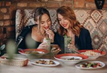 Dvije žene jedu špagete u talijanskom restoranu