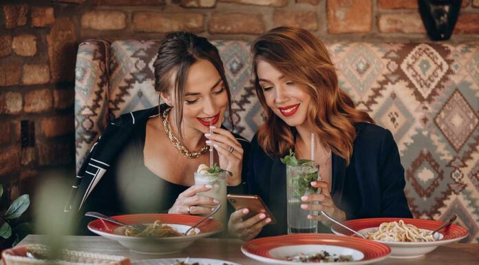 5 najvećih hedonista zodijaka: Oni stvarno znaju uživati Dvije žene jedu špagete u talijanskom restoranu