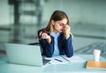 Niste se naspavali? Nema problema: 5 načina kako preživjeti dan i biti zapravo produktivni Djevojka u uredu ,umorna