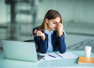 Djevojka u uredu ,umorna