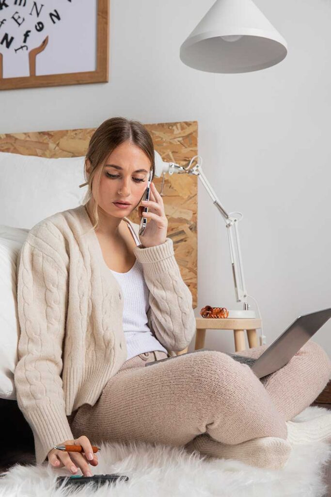 Ovo nitko ne govori kad je u pitanju briga o sebi (a trebali bi) 1 djevojka prica na mobitel s laptopom u krilu