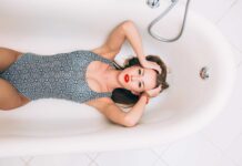 žena leži u praznoj kadi